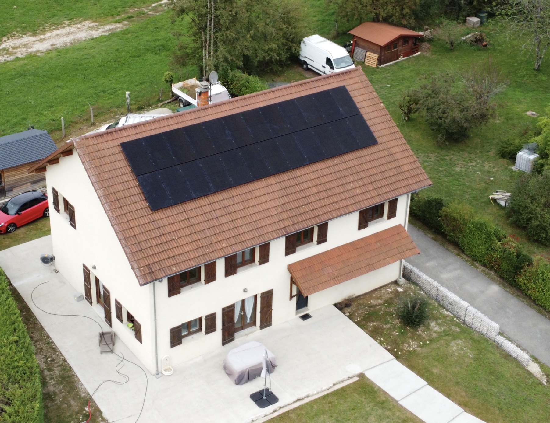 Un toit de maison avec 24 panneaux DUAL SUN Half cut de 375 W