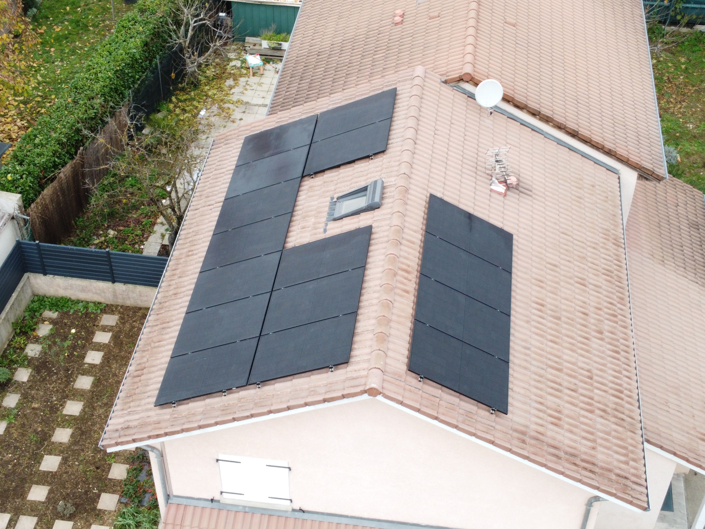 Toiture avec panneaux solaires EST et OUEST